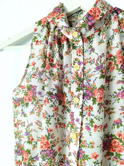 Sleeveless Floral Midi Dress – 1970s Style with Gathered Neckline & Button Detail