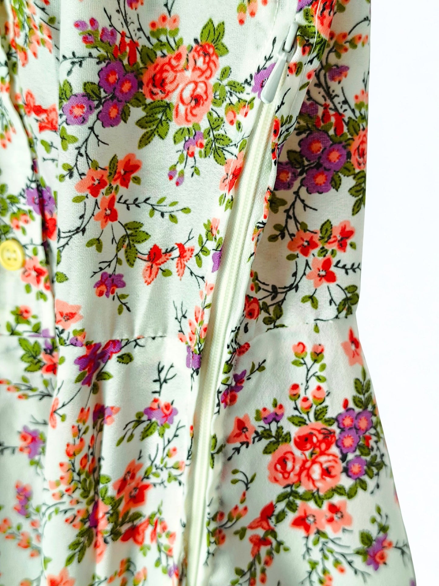 Sleeveless Floral Midi Dress – 1970s Style with Gathered Neckline & Button Detail