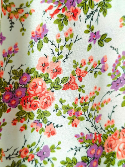 Sleeveless Floral Midi Dress – 1970s Style with Gathered Neckline & Button Detail