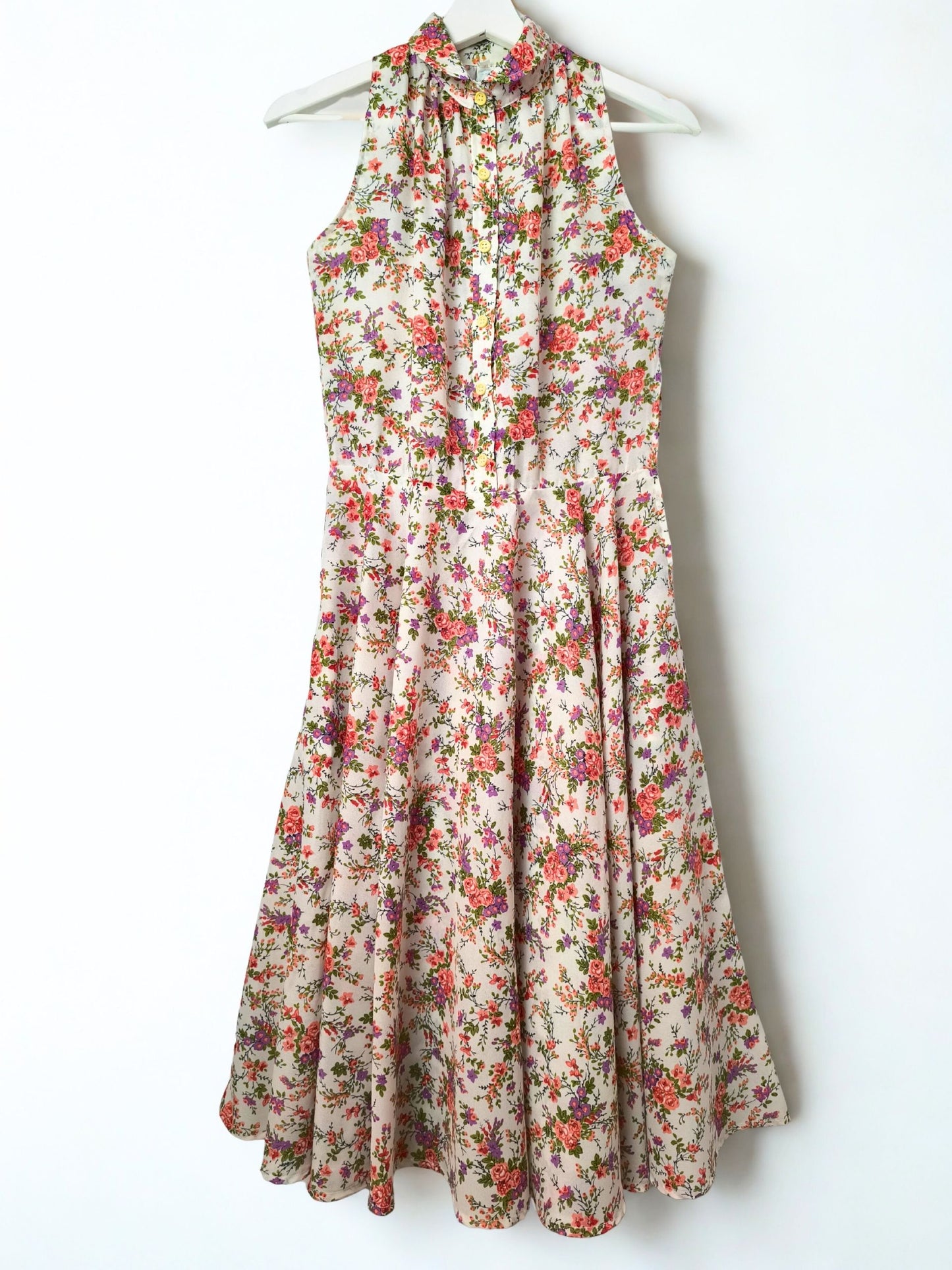 Sleeveless Floral Midi Dress – 1970s Style with Gathered Neckline & Button Detail