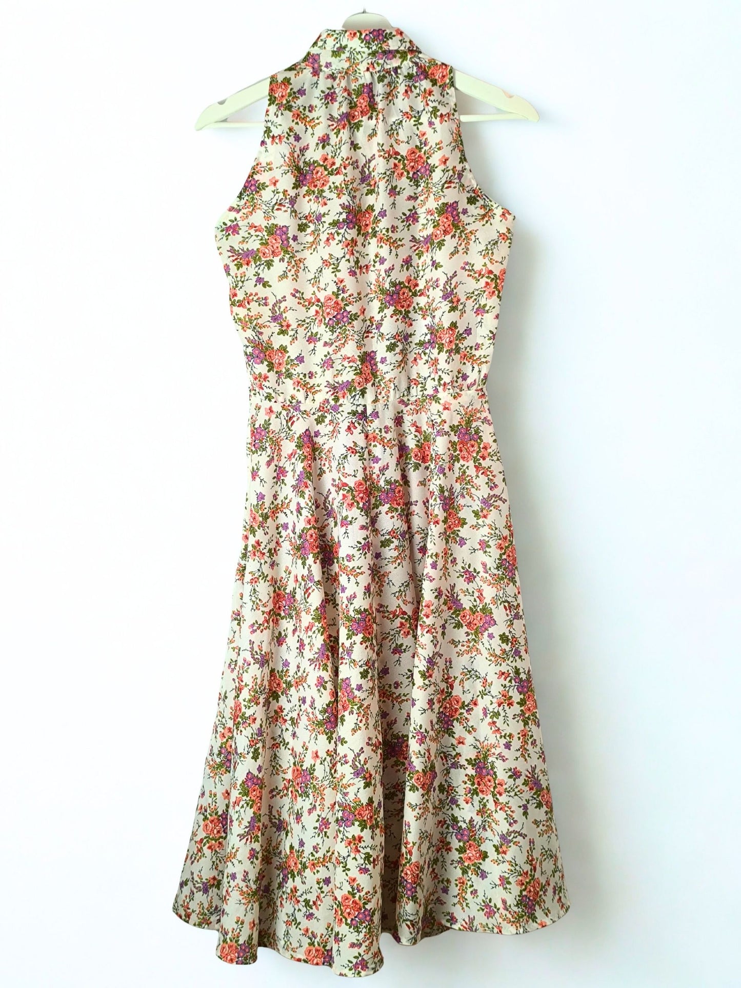 Sleeveless Floral Midi Dress – 1970s Style with Gathered Neckline & Button Detail