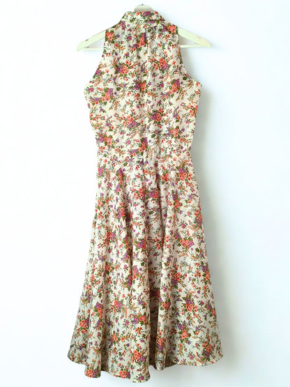Sleeveless Floral Midi Dress – 1970s Style with Gathered Neckline & Button Detail