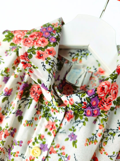 Sleeveless Floral Midi Dress – 1970s Style with Gathered Neckline & Button Detail