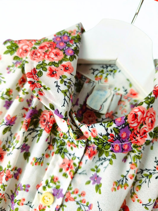 Sleeveless Floral Midi Dress – 1970s Style with Gathered Neckline & Button Detail