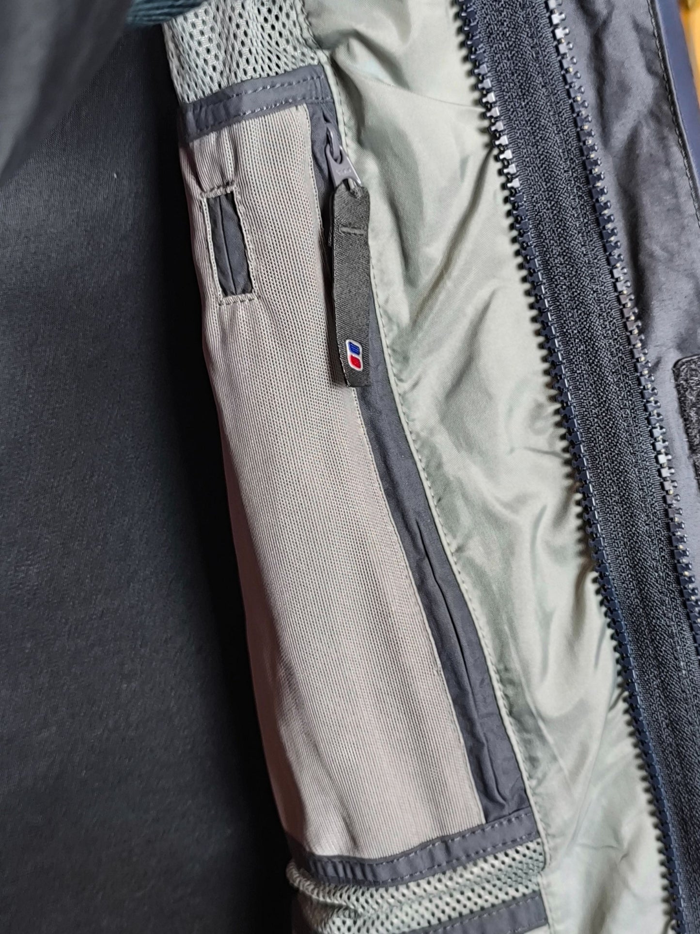 Mountain Berghaus AQ² 3-in-1 Reversible Waterproof Jacket (Size L – fits L/XL)