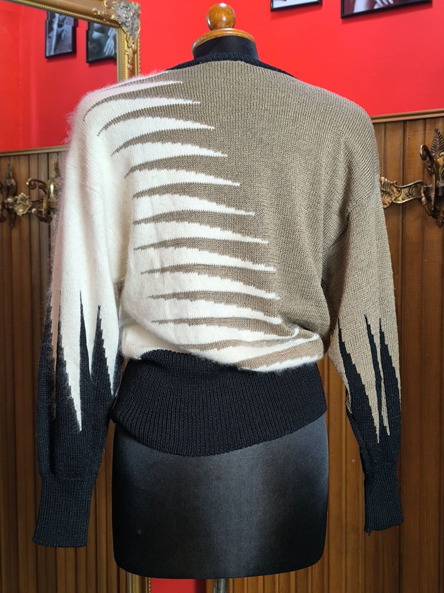 Vintage Rolofs Linea Donna Sweater with Embroidered Floral Motif – 1980s