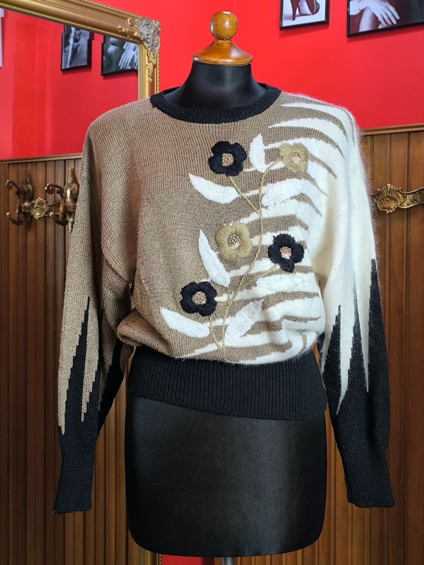 Vintage Rolofs Linea Donna Sweater with Embroidered Floral Motif – 1980s